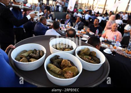 (190601) -- NEUE VERWALTUNGSHAUPTSTADT (ÄGYPTEN), 1. Juni 2019 -- Menschen besuchen eine Messe iftar, das Essen, um ihr Fasten bei Sonnenuntergang zu beenden, in Ägyptens neuer Verwaltungshauptstadt, etwa 50 Kilometer östlich von Kairo, am 1. Juni 2019. ) ÄGYPTEN-NEUES VERWALTUNGSKAPITAL-IFTAR AhmedxGomaa PUBLICATIONxNOTxINxCHN Stockfoto