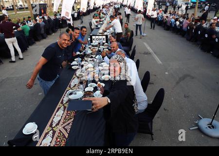 (190601) -- NEUE VERWALTUNGSHAUPTSTADT (ÄGYPTEN), 1. Juni 2019 -- Eine Frau nimmt Selfies während einer Messe iftar, der Mahlzeit, um ihr Fasten bei Sonnenuntergang zu beenden, in Ägyptens neuer Verwaltungshauptstadt, etwa 50 Kilometer östlich von Kairo, am 1. Juni 2019. ) ÄGYPTEN-NEUES VERWALTUNGSKAPITAL-IFTAR AhmedxGomaa PUBLICATIONxNOTxINxCHN Stockfoto