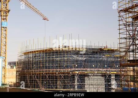 (190601) -- KAIRO, 1. Juni 2019 -- Foto vom 1. Juni 2019 zeigt die Baustelle des Central Business District (CBD)-Projekts der China State Construction Engineering Corporation (CSCEC) in der neuen Verwaltungshauptstadt Ägyptens, etwa 50 Kilometer östlich von Kairo. Mehr als 3.000 ägyptische und chinesische Mitarbeiter der China State Construction Engineering Corporation (CSCEC) arbeiten an dem vierjährigen CBD-Projekt, das im Mai 2018 begann. Das Projekt ist ein Meilenstein für die von China vorgeschlagene Belt and Road Initiative (BRI), die eine Win-Win-Entwicklungszusammenarbeit zwischen den teilnehmenden staaten durch wirtschaftliche Zusammenarbeit anstrebt Stockfoto