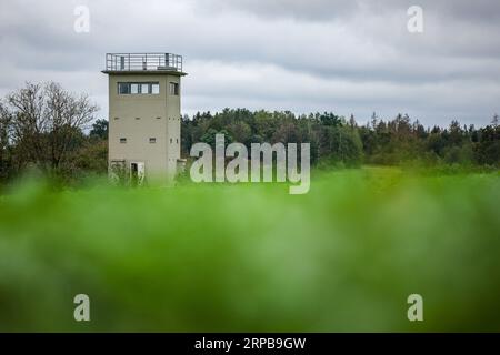 01. September 2023, Sachsen, Heinersgrün: Der neu renovierte Grenzturm Heinersgrün im Vogtland, einst Teil des Todesstreifens an der innerdeutschen Grenze. Der steinerne Zeuge des DDR-Grenzregimes wird künftig als Zweigstelle des Deutsch-Deutschen Museums Mödlareuth dienen und für Besucher zu Führungen geöffnet sein. Der Turm war 1978 als sogenannter Leitpfosten in Betrieb genommen worden. Es ist eines der letzten Relikte der DDR-Grenzsicherung zwischen Sachsen und Bayern. Foto: Jan Woitas/dpa Stockfoto