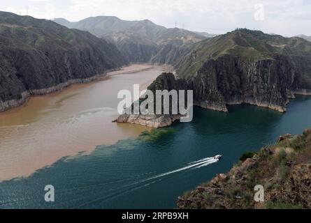 News Themen der Woche KW22 News Bilder des Tages (190602) -- YONGJING, 2. Juni 2019 (Xinhua) -- Foto vom 2. Juni 2019 zeigt eine Yacht, die im Liujiaxia Reservoir im Yongjing County, nordwestlich der chinesischen Provinz Gansu segelt. Ein scharfer Farbkontrast zeigt sich deutlich, wenn sich zwei Flüsse, der seilfreie Yellow River und der dazugehörige Taohe River, der mit viel Schlamm und Sand fließt, im Liujiaxia Reservoir treffen, das weithin für sein klares Wasser bekannt ist. (Xinhua/Ma Ning) CHINA-GANSU-YONGJING-LIUJIAXIA STAUSEE-LANDSCHAFT (CN) PUBLICATIONxNOTxINxCHN Stockfoto