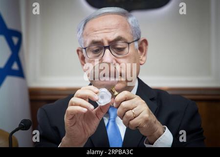 Nachrichten Themen der Woche KW22 Nachrichten Bilder des Tages 190602 -- JERUSALEM, 2. Juni 2019 -- der israelische Premierminister Benjamin Netanjahu nimmt an der wöchentlichen Kabinettssitzung in Jerusalem, 2. Juni 2019, Teil. Das israelische parlament, bekannt als Knesset, löste sich am vergangenen Mittwoch auf und plante eine weitere Parlamentswahl für Mitte September dieses Jahres. Die Entwicklung kam, nachdem der israelische Premierminister Benjamin Netanjahu keine Koalitionsregierung gebildet hatte. JINI/Yonatan Sindel MIDEAST-JERUSALEM-KABINETTSSITZUNG guoyu PUBLICATIONxNOTxINxCHN Stockfoto