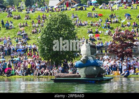 (190602) -- BAD AUSSEE (ÖSTERREICH), 2. Juni 2019 (Xinhua) -- Menschen beobachten eine Floßparade auf dem Wasser während des Narzissenfestes in Bad Aussee, Österreich, 2. Juni 2019. Das Narzissen-Festival findet jedes Jahr statt, um den Frühlingsbeginn in dieser Gebirgsregion Österreichs zu feiern. (Xinhua/Guo Chen) AUSTRIA-BAD AUSSEE-DAFFODIL FESTIVAL PUBLICATIONxNOTxINxCHN Stockfoto