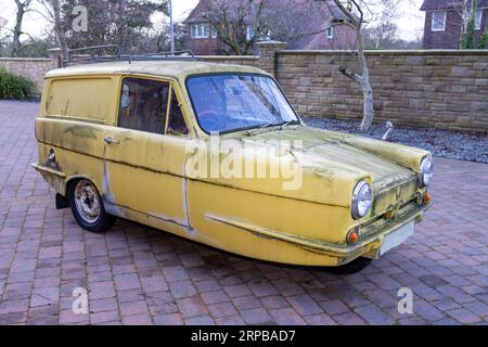 Ein klassischer historischer Reliant Robin 3-Rad-Van in der Farbe Gelb, der für die Fernsehsendung Only Fools and Horses aus den 1980er Jahren verwendet wurde Stockfoto