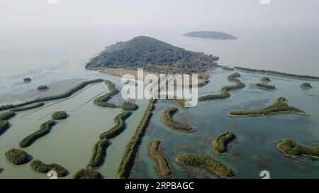 (190603) -- PEKING, 3. Juni 2019 (Xinhua) -- Luftaufnahme vom 27. Oktober 2018 zeigt den Blick auf das Dorf Sanshan in der Gemeinde Dongshan in der Stadt Wuzhong in der ostchinesischen Provinz Jiangsu. Jiangsu befindet sich an der Ostküste des chinesischen Festlands und hat in den letzten Jahren große Anstrengungen unternommen, um das ökologische Layout anzupassen, die Industriestruktur zu optimieren und die grüne Entwicklung zu gewährleisten. Im Jahr 1997 wurden die klassischen Gärten von Suzhou auf die UNESCO-Liste des Kulturerbes gesetzt. Im Jahr 2018 erreichte die Gesamtzahl der Gärten in der Suzhou Garden List 108 und Suzhou wurde offiziell von der Stadt Ga umgewandelt Stockfoto