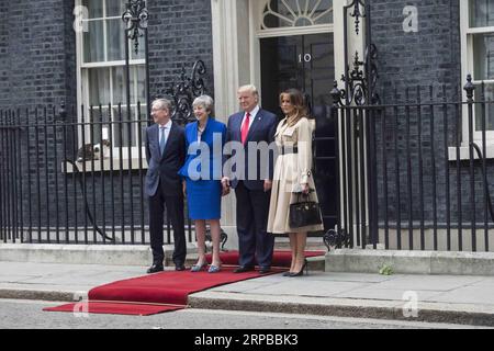 (190604) -- LONDON, 4. Juni 2019 (Xinhua) -- US-Präsident Donald Trump (2. R) und First Lady Melania Trump (1. R) posieren für Fotos mit der britischen Premierministerin Theresa May (2. L) und ihrem Ehemann Philip May (1. L) in der 10 Downing Street in London, Großbritannien am 4. Juni 2019. (Xinhua/Ray Tang) GROSSBRITANNIEN-LONDON-THERESA MAI-US-DONALD TRUMP PUBLICATIONxNOTxINxCHN Stockfoto