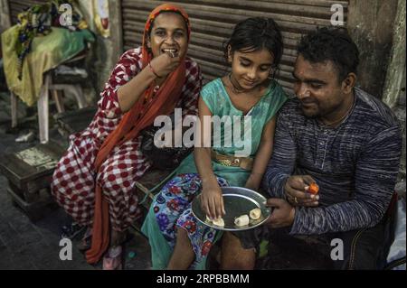 (190604) -- KOLKATA, 4. Juni 2019 (Xinhua) -- Menschen genießen Iftar, das Essen, um das Fasten während des heiligen Monats Ramadan zu beenden, in Kalkutta, Indien am 3. Juni 2019. (Xinhua/Tumpa Mondal) INDIA-KOLKATA-IFTAR PUBLICATIONxNOTxINxCHN Stockfoto