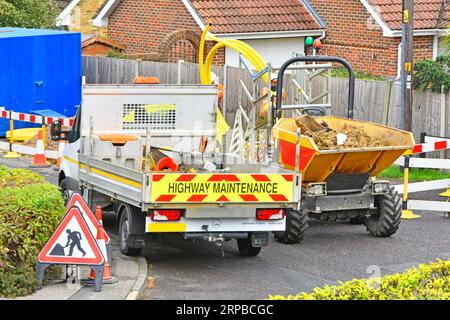 Autobahnwartung Kipper LKW & Kipper LKW blockieren Wohnstraße Kreuzung beim Austausch von alternden inländischen Gasleitungen zu Häusern in England Großbritannien Stockfoto