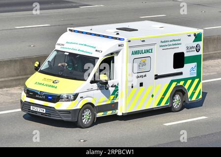 MAN TGE 5,180 van St John Intensivmedizin für Kinder und Neugeborene Notarztwagen Blaulicht Reise in der Außenspur M25 Autobahn Straße England Großbritannien Stockfoto