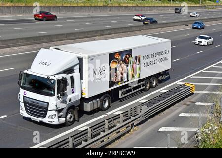 Seitenansicht vorn GIST Supply Chain DAF lkw M&S Food Business Advert 100 % verantwortungsbewusster Kakao auf Sattelanhänger M25 Autobahn UK Stockfoto