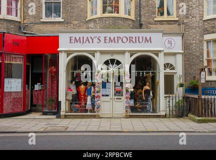 Emjay's Emporium Vintage-Bekleidungsgeschäft in York Place, Scarborough Stockfoto