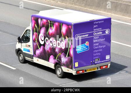 Seitenrückseite hinten und Dachansicht von oben mit Blick nach unten farbenfroher Ocado Online-Lebensmitteleinzelhandel Lieferwagen und Logo auf der englischen Autobahn Stockfoto