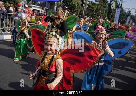 Bandung, West Java. September 2023. Am 3. September 2023 nehmen die Darsteller am West Java Carnival in Bandung, West Java, Indonesien Teil. Der Karneval in West Java zielt darauf ab, den lokalen Tourismus und die kulturelle Fusion zu fördern. Quelle: Septianjar Muharam/Xinhua/Alamy Live News Stockfoto