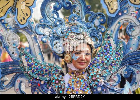 Bandung, West Java. September 2023. Eine Darstellerin nimmt am West Java Carnival in Bandung, West Java, Indonesien am 3. September 2023 Teil. Der Karneval in West Java zielt darauf ab, den lokalen Tourismus und die kulturelle Fusion zu fördern. Quelle: Septianjar Muharam/Xinhua/Alamy Live News Stockfoto