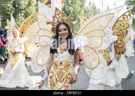 Bandung, West Java. September 2023. Eine Darstellerin nimmt am West Java Carnival in Bandung, West Java, Indonesien am 3. September 2023 Teil. Der Karneval in West Java zielt darauf ab, den lokalen Tourismus und die kulturelle Fusion zu fördern. Quelle: Septianjar Muharam/Xinhua/Alamy Live News Stockfoto