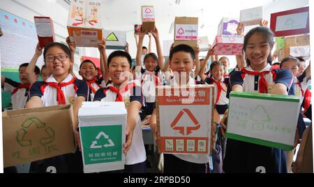 (190605) -- LINXI, 5. Juni 2019 (Xinhua) -- Schüler stellen selbstgemachte Müllsortierboxen an einer Grundschule im Linxi County, nordchinesische Provinz Hebei, 5. Juni 2019 aus. Im ganzen Land wurden verschiedene Aktivitäten durchgeführt, um die Menschen für die Mülltrennung zu sensibilisieren und ihnen dabei zu helfen, die Gewohnheit der Abfallklassifizierung zu entwickeln. (Xinhua/Zhang Yukun) CHINA-WORLD ENVIRONMENT DAY-GARBAGE SORTING (CN) PUBLICATIONxNOTxINxCHN Stockfoto