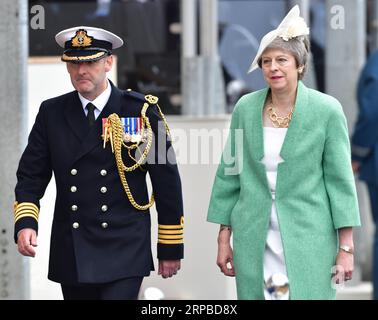 (190605) -- PORTSMOUTH (GROSSBRITANNIEN), 5. Juni 2019 () -- die britische Premierministerin Theresa May (R) nimmt am 5. Juni 2019 an den D-Day-Gedenkfeiern in Portsmouth (Großbritannien) Teil. Die britische Premierministerin Theresa May und 15 führende Politiker aus aller Welt schlossen sich am Mittwoch Königin Elizabeth II. In der englischen Hafenstadt Portsmouth an, um an den 75. Jahrestag der Landung am D-Day zu erinnern. () -UK OUT- BRITAIN-PORTSMOUTH-D-DAY REMEMBER XINHUA PUBLICATIONXNOTXINXCHN Stockfoto