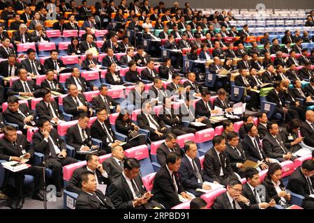 (190605) -- BANGKOK, 5. Juni 2019 (Xinhua) -- Mitglieder des thailändischen parlaments nehmen am 5. Juni 2019 an einer Sitzung Teil, um für einen neuen Premierminister in Bangkok, Thailand, zu stimmen. Thailands aktueller Premierminister Prayut Chan-o-cha wurde zum neuen Premierminister des Landes gewählt, wie der Präsident der Nationalversammlung Chuan Leekpai am späten Mittwoch mitteilte. (Xinhua/Zhang Keren) THAILAND-BANGKOK-NEUER PREMIERMINISTER-PRAYUT CHAN-O-CHA PUBLICATIONxNOTxINxCHN Stockfoto