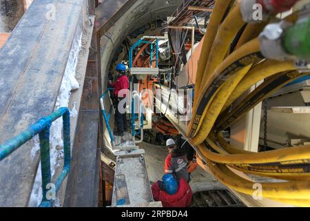 (190605) -- MOSKAU, 5. Juni 2019 (Xinhua) -- Menschen arbeiten in einer Tunnelbohrmaschine (TBM) in Moskau, Hauptstadt Russlands, 25. Januar 2019. Seit August 2017 baut die China Railway Construction Corporation Limited (CRCC) auf der großen Kreislinie in Moskau einen 4,6 km langen Abschnitt und drei Bahnhöfe, die bis Ende 2020 fertiggestellt sein werden. Im Februar dieses Jahres gewann CRCC einen weiteren U-Bahn-Bauauftrag und wird voraussichtlich im Dezember 2019 mit dem Tunnelbau beginnen. (Xinhua/Bai Xueqi) RUSSLAND-MOSKAU-CHINA-CRCC-U-BAHN-BAU PUBLICATIONxNOTxINxCHN Stockfoto