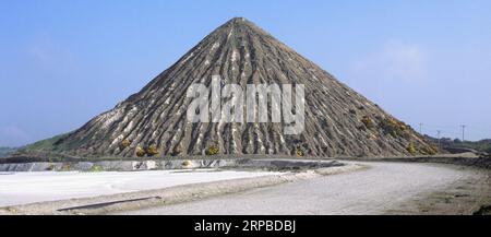 2002 historisches Archivfoto von Carluddon Tip*, einer „Cornish Pyramid“, einem Hügel aus Abfällen aus der chinesischen Tonindustrie in der Nähe von St. Austell mit weißem Schlamm-See in Großbritannien Stockfoto