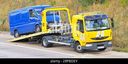 M25 London Orbitalautobahn Straße Vorderseite AA Pannenhilfe Rettung LKW-Beladung kaputter blauer Van auf harten Schulter Essex England UK Stockfoto