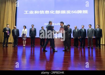 (190606) -- PEKING, 6. Juni 2019 (Xinhua) -- Chinas Minister für Industrie und Informationstechnologie, Miao Wei (R), erteilt Wang Xiaochu, Vorsitzender von China Unicom, am 6. Juni 2019 in Peking, der Hauptstadt Chinas, eine 5G-Lizenz für den kommerziellen Gebrauch. (Xinhua/Shen Bohan) CHINA-BEIJING-5G LIZENZ-KOMMERZIELLE NUTZUNG-GRANT PUBLICATIONxNOTxINxCHN Stockfoto