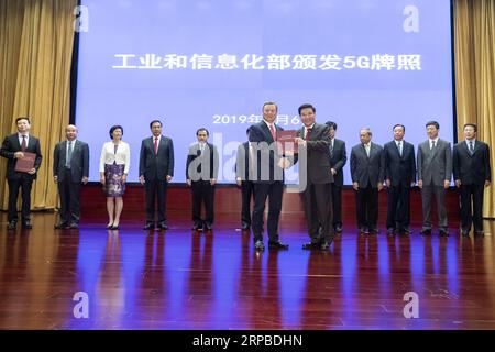 (190606) -- PEKING, 6. Juni 2019 (Xinhua) -- Chinas Minister für Industrie und Informationstechnologie, Miao Wei (R), erteilt Wang Xiaochu, Vorsitzender von China Unicom, am 6. Juni 2019 in Peking, der Hauptstadt Chinas, eine 5G-Lizenz für den kommerziellen Gebrauch. (Xinhua/Shen Bohan) CHINA-BEIJING-5G LIZENZ-KOMMERZIELLE NUTZUNG-GRANT PUBLICATIONxNOTxINxCHN Stockfoto