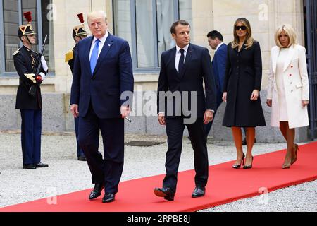 (190606) -- CAEN, 6. Juni 2019 -- der französische Präsident Emmanuel Macron begrüßt US-Präsidenten Donald Trump in Caen, Frankreich, 6. Juni 2019. Macron rief am Donnerstag den Geist der D-Day-Landungen und der Schlacht in der Normandie zur Verteidigung des globalen Ansatzes und des Multilateralismus hervor und sagte dem US-Präsidenten Donald Trump, dass wir die Allianz freier Völker am Leben erhalten müssen. ) FRANKREICH-CAEN-MACRON-TRUMP-D-DAY GEDENKTAGE PHILIPXROCK PUBLICATIONXNOTXINXCHN Stockfoto