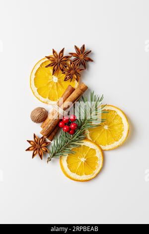 Weihnachtliche Gewürzdekoration mit Zimt, getrockneten Orangenscheiben, Sternanis und Muskatnuss. Stockfoto