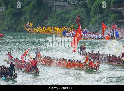 (190607) -- PEKING, 7. Juni 2019 (Xinhua) -- Menschen nehmen an einem Drachenbootrennen im Jinjiang River in der Stadt Tongren, Provinz Guizhou im Südwesten Chinas, 5. Juni 2019 Teil. (Xinhua/Long Yuanbin) XINHUA FOTOS DES TAGES PUBLICATIONxNOTxINxCHN Stockfoto