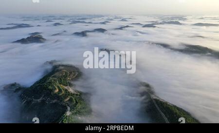 (190607) -- PEKING, 7. Juni 2019 (Xinhua) -- Luftbild zeigt die fließenden Wolken über dem Dorf Zoumatai im Wuqi County von Yan, nordwestchinesische Provinz Shaanxi, 6. Juni 2019. (Xinhua/Tao Ming) XINHUA FOTOS DES TAGES PUBLICATIONxNOTxINxCHN Stockfoto