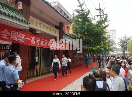 (190607) -- PEKING, 7. Juni 2019 (Xinhua) -- Prüfungsteilnehmer betreten den Prüfungsort an der Yuyuantan Middle School in Peking, Hauptstadt von China, 7. Juni 2019. Chinas nationale Aufnahmeprüfung für das College, oder Gaokao, begann am Freitag dieses Jahres. (Xinhua/Zhang Chenlin) CHINA-NATIONAL COLLEGE ENTRANCE EXAMINATION (CN) PUBLICATIONxNOTxINxCHN Stockfoto