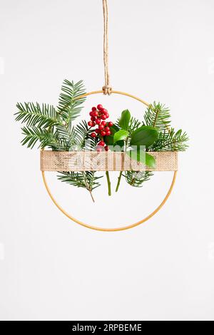 Natürliche weihnachtsgirlande aus echten holly Beeren und grünen Zweigen. Stockfoto