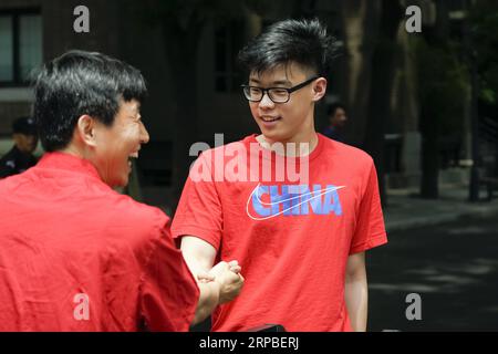 (190607) -- PEKING, 7. Juni 2019 (Xinhua) -- ein Prüfer trifft seine Eltern an der Affiliated High School der Peking Universität in Peking, Hauptstadt von China, 7. Juni 2019. Chinas nationale Aufnahmeprüfung für das College, oder Gaokao, begann am Freitag dieses Jahres. (Xinhua/Shen Bohan) CHINA-NATIONAL COLLEGE ENTRANCE EXAMINATION (CN) PUBLICATIONxNOTxINxCHN Stockfoto