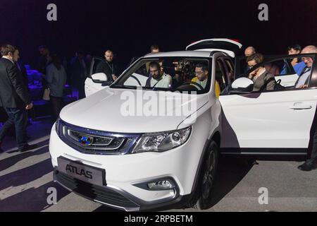 (190607) -- PEKING, 7. Juni 2019 (Xinhua) -- Chinas Geely stellt am 27. Februar 2018 in Moskau, Russland, den SUV-Atlas vor. (Xinhua/Bai Xueqi) Xinhua-Schlagzeilen: Ein neuer Meilenstein in den Beziehungen zwischen China und Russland PUBLICATIONxNOTxINxCHN Stockfoto