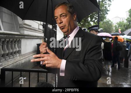 (190607) -- LONDON, 7. Juni 2019 -- Nigel Farage von der Brexit-Partei spricht mit den Medien, nachdem er am 7. Juni 2019 in London einen Brief an die 10 Downing Street geschickt hatte, in dem er darum bat, die Brexit-Partei in die Brexit-Verhandlungen aufzunehmen. Die wichtigste Opposition Großbritanniens, die Labour Party, hatte am Freitag einen Parlamentssitz bei einer Nachwahl im Randbezirk Peterborough inne, aber die neu gegründete Brexit-Partei war nicht weit zurückgeblieben. Es war der erste Angriff der neu gegründeten Brexit-Partei auf die Westminster-Politik, der Anfang dieses Jahres von Nigel Farage ins Leben gerufen wurde. GROSSBRITANNIEN-LONDON- Stockfoto