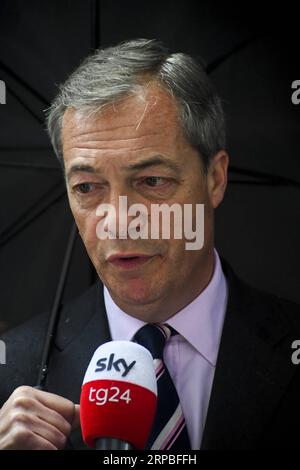 (190607) -- LONDON, 7. Juni 2019 -- Nigel Farage von der Brexit-Partei spricht mit den Medien, nachdem er am 7. Juni 2019 in London einen Brief an die 10 Downing Street geschickt hatte, in dem er darum bat, die Brexit-Partei in die Brexit-Verhandlungen aufzunehmen. Die wichtigste Opposition Großbritanniens, die Labour Party, hatte am Freitag einen Parlamentssitz bei einer Nachwahl im Randbezirk Peterborough inne, aber die neu gegründete Brexit-Partei war nicht weit zurückgeblieben. Es war der erste Angriff der neu gegründeten Brexit-Partei auf die Westminster-Politik, der Anfang dieses Jahres von Nigel Farage ins Leben gerufen wurde. GROSSBRITANNIEN-LONDON- Stockfoto