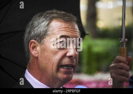 (190607) -- LONDON, 7. Juni 2019 -- Nigel Farage von der Brexit-Partei spricht mit den Medien, nachdem er am 7. Juni 2019 in London einen Brief an die 10 Downing Street geschickt hatte, in dem er darum bat, die Brexit-Partei in die Brexit-Verhandlungen aufzunehmen. Die wichtigste Opposition Großbritanniens, die Labour Party, hatte am Freitag einen Parlamentssitz bei einer Nachwahl im Randbezirk Peterborough inne, aber die neu gegründete Brexit-Partei war nicht weit zurückgeblieben. Es war der erste Angriff der neu gegründeten Brexit-Partei auf die Westminster-Politik, der Anfang dieses Jahres von Nigel Farage ins Leben gerufen wurde. GROSSBRITANNIEN-LONDON- Stockfoto