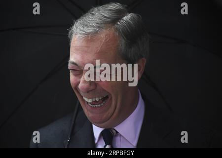 (190607) -- LONDON, 7. Juni 2019 -- Nigel Farage von der Brexit-Partei spricht mit den Medien, nachdem er am 7. Juni 2019 in London einen Brief an die 10 Downing Street geschickt hatte, in dem er darum bat, die Brexit-Partei in die Brexit-Verhandlungen aufzunehmen. Die wichtigste Opposition Großbritanniens, die Labour Party, hatte am Freitag einen Parlamentssitz bei einer Nachwahl im Randbezirk Peterborough inne, aber die neu gegründete Brexit-Partei war nicht weit zurückgeblieben. Es war der erste Angriff der neu gegründeten Brexit-Partei auf die Westminster-Politik, der Anfang dieses Jahres von Nigel Farage ins Leben gerufen wurde. GROSSBRITANNIEN-LONDON- Stockfoto