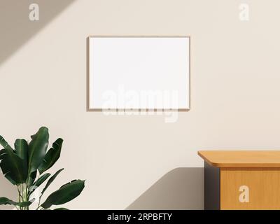 An der Wand hängendes Rahmenmodell in minimalistischem Innenraum mit Pflanze Stockfoto