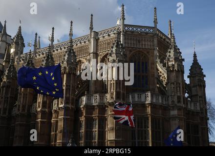 (190608) -- PEKING, 8. Juni 2019 (Xinhua) -- EU- und UK-Flaggen sind vor der Westminster Abbey in London, Großbritannien, 14. März 2019 zu sehen. (Xinhua/Han Yan) Xinhua-Schlagzeilen: Das Rennen um die Nummer 10 startet, da der Mai die dreijährige Amtszeit als Tory-Anführer mit dem Low-Key-Ausgang PUBLICATIONxNOTxINxCHN beendet Stockfoto