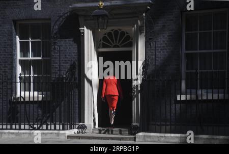 (190608) -- PEKING, 8. Juni 2019 (Xinhua) -- Aktenfoto vom 24. Mai 2019 zeigt, wie die britische Premierministerin Theresa May nach der Ankündigung ihres Rücktritts in London in die 10 Downing Street zurückkehrt. (Xinhua/Alberto Pezzali) Xinhua-Schlagzeilen: Das Rennen um die Nummer 10 beginnt mit dem Ende der dreijährigen Regentschaft als Tory-Anführer mit dem Low-Key-Ausgang PUBLICATIONxNOTxINxCHN Stockfoto