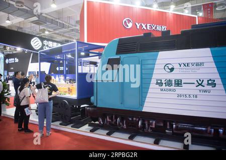 (190608) -- NINGBO, 8. Juni 2019 (Xinhua) -- Besucher sehen Waren auf dem YXE International Container Train während der China-Mittel- und osteuropäischen Länder (MOEL) Expo & International Consumer Goods Fair in Ningbo, ostchinesische Provinz Zhejiang, 8. Juni 2019. Mit dem Thema Vertiefung der offenen Zusammenarbeit, Zusammenarbeit zum gegenseitigen Nutzen und Win-Win, findet vom 8. Bis 12. Juni in Ningbo die erste China-Mittel- und Osteuropa-Weltausstellung und internationale Verbrauchermesse statt. (Xinhua/Weng Xinyang) CHINA-ZHEJIANG-NINGBO-CHINA-MOEL EXPO (CN) PUBLICATIONxNOTxINxCHN Stockfoto
