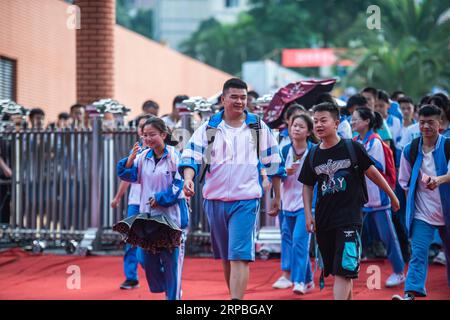 (190608) -- GUIYANG, 8. Juni 2019 (Xinhua) -- die Prüfungsteilnehmer verlassen den Prüfungsort, nachdem sie die nationale College-Aufnahmeprüfung an der Wudang Middle School in Guiyang, der Hauptstadt der südwestchinesischen Provinz Guizhou, am 8. Juni 2019 abgeschlossen haben. (Xinhua/Tao Liang) CHINA-NATIONAL COLLEGE ENTRANCE EXAM-FAZIT (CN) PUBLICATIONxNOTxINxCHN Stockfoto