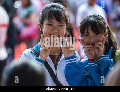 (190608) -- GUIYANG, 8. Juni 2019 (Xinhua) -- die Prüfungsteilnehmer posieren für ein Foto, nachdem sie die nationale College-Aufnahmeprüfung an der Wudang Middle School in Guiyang, der Hauptstadt der südwestchinesischen Provinz Guizhou, am 8. Juni 2019 abgeschlossen haben. (Xinhua/Tao Liang) CHINA-NATIONAL COLLEGE ENTRANCE EXAM-FAZIT (CN) PUBLICATIONxNOTxINxCHN Stockfoto