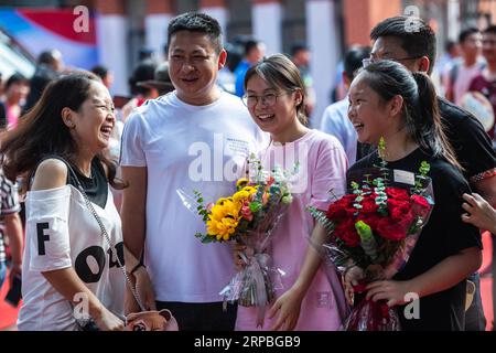 (190608) -- GUIYANG, 8. Juni 2019 (Xinhua) -- die Prüfungsteilnehmer feiern, nachdem sie die nationale College-Aufnahmeprüfung an der Wudang Middle School in Guiyang, der Hauptstadt der südwestchinesischen Provinz Guizhou, am 8. Juni 2019 abgeschlossen haben. (Xinhua/Tao Liang) CHINA-NATIONAL COLLEGE ENTRANCE EXAM-FAZIT (CN) PUBLICATIONxNOTxINxCHN Stockfoto