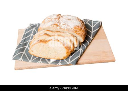 Auswahl an frisch geschnittenem gebackenem Brot mit Serviette auf weißem Hintergrund. Gesundes, ungesäuertes Brot. Ein französisches Brotstück. Stockfoto