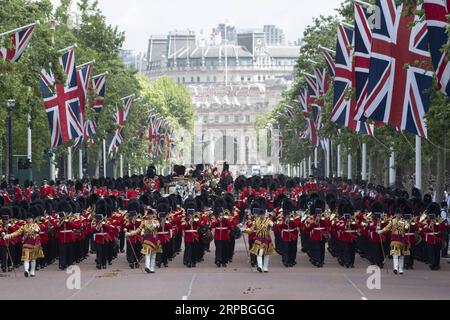 (190608) -- LONDON, 8. Juni 2019 -- Soldaten marschieren während der Trooping the Colour Zeremonie durch die Mall, um den 93. Geburtstag von Königin Elizabeth II. In London, Großbritannien, am 8. Juni 2019 zu feiern. Königin Elizabeth feierte ihren offiziellen 93. Geburtstag am Samstag in London, mit einem Familientreffen auf dem Balkon im Buckingham Palace. GROSSBRITANNIEN-LONDON-QUEEN-93. GEBURTSTAGSFEIER RAYXTANG PUBLICATIONXNOTXINXCHN Stockfoto