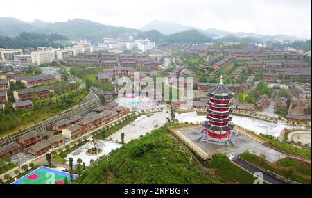 (190608) -- GUIYANG, 8. Juni 2019 (Xinhua) -- Luftaufnahme vom 6. Juni 2019 zeigt die Stadt A-mei Qituo im Qinglong County, Provinz Guizhou im Südwesten Chinas. Die verarmten Dorfbewohner von Sanbao verlassen ihre schäbigen Häuser am steilen Hang und genießen ein besseres Leben. Die von Armut betroffenen Familien in der Stadt Sanbao sind mit Hilfe der lokalen Regierung in neue Häuser in der Stadt A-mei Qituo gezogen. (Xinhua/Yang Wenbin) CHINA-GUIZHOU-YI ETHNISCHE GRUPPE-STADT-UMSIEDLUNG-A-MEI QITUO (CN) PUBLICATIONxNOTxINxCHN Stockfoto