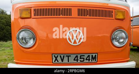 Newcastle-under-Lyme, Staffordshire-vereinigtes Königreich April, 14. April 2022 Klassischer orange-weißer Typ-2-Volkswagen Camper Van Stockfoto